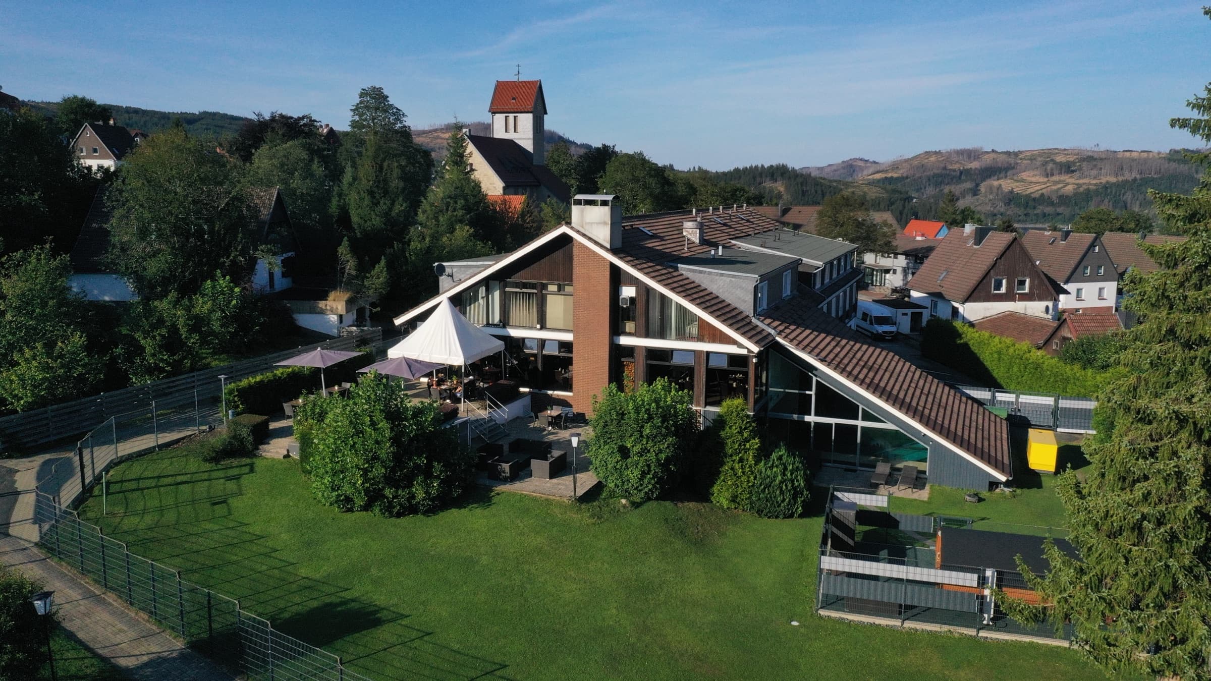 Luftaufnahme des Vitalhotels Schulenberg in der Harzlandschaft, unweit des Okersees