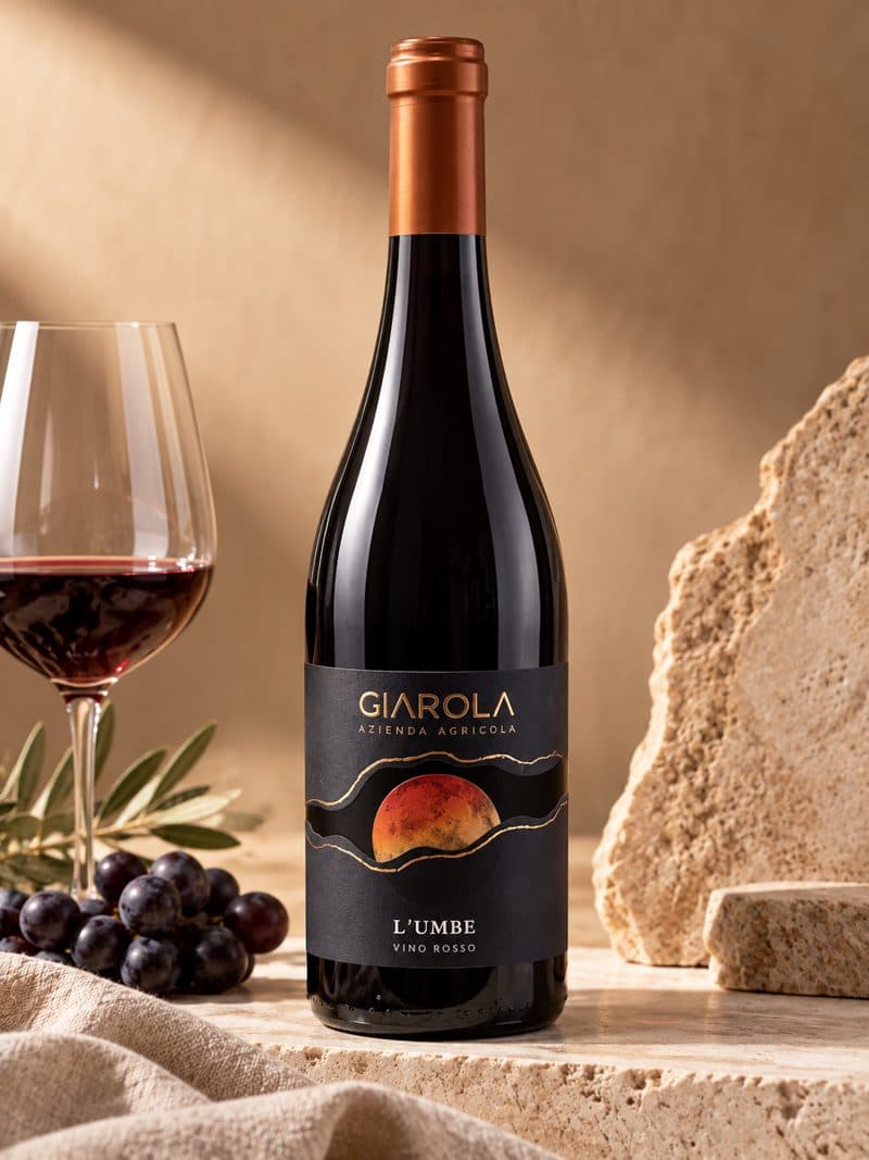 Flasche Giarola L'Umbe Rosso mit Rotweinglas